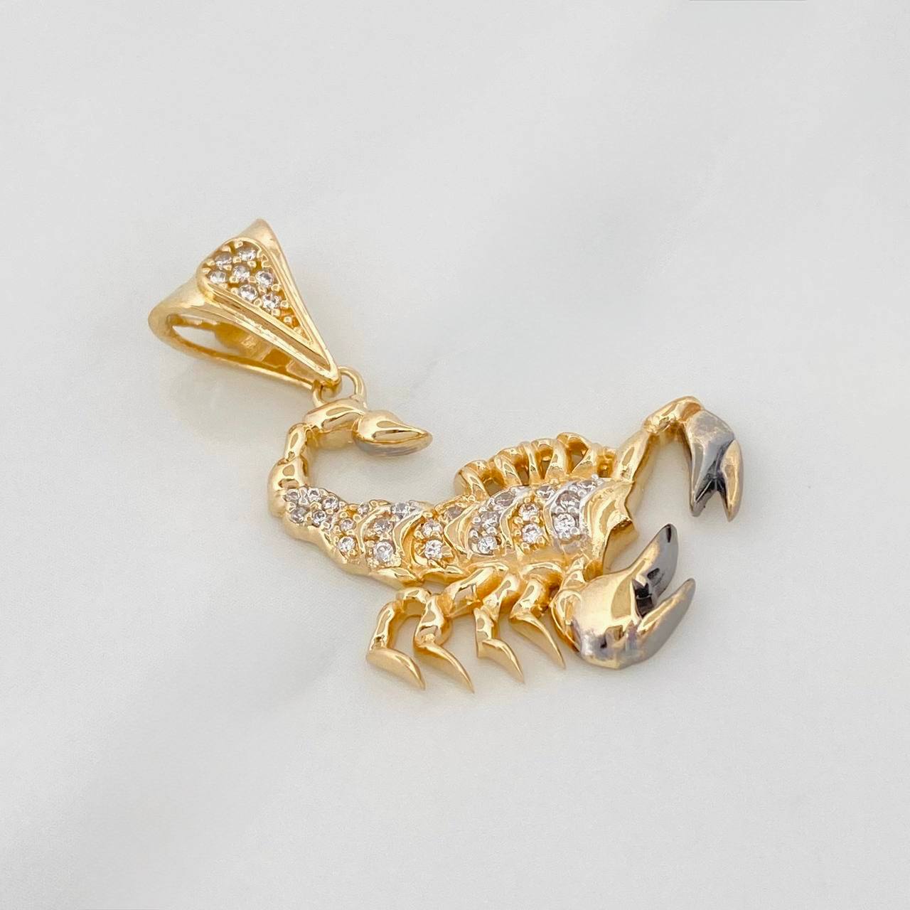 Dije Escorpion 3.8g / 3cm Dos Oros Negro Amarillo 18K