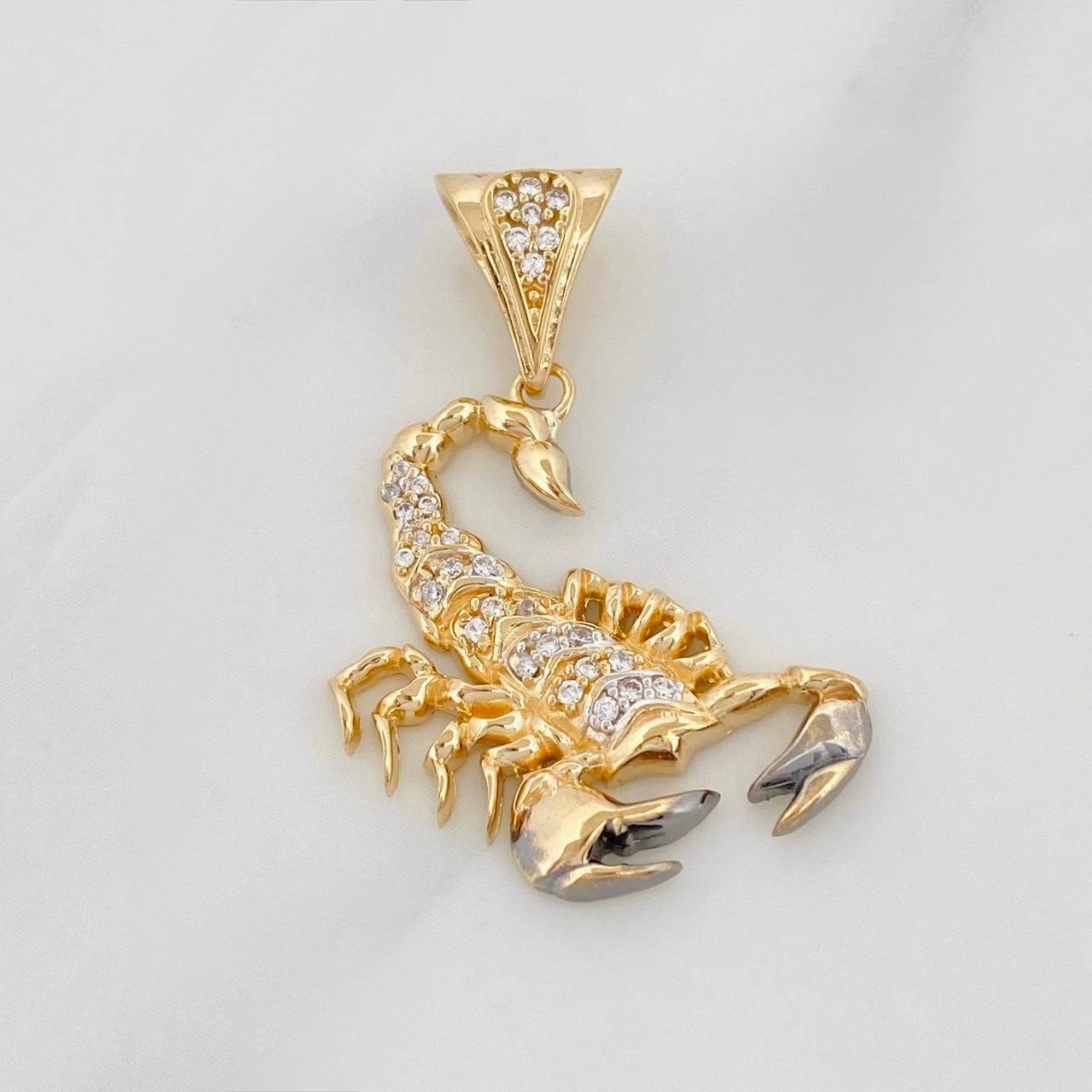 Dije Escorpion 3.8g / 3cm Dos Oros Negro Amarillo 18K