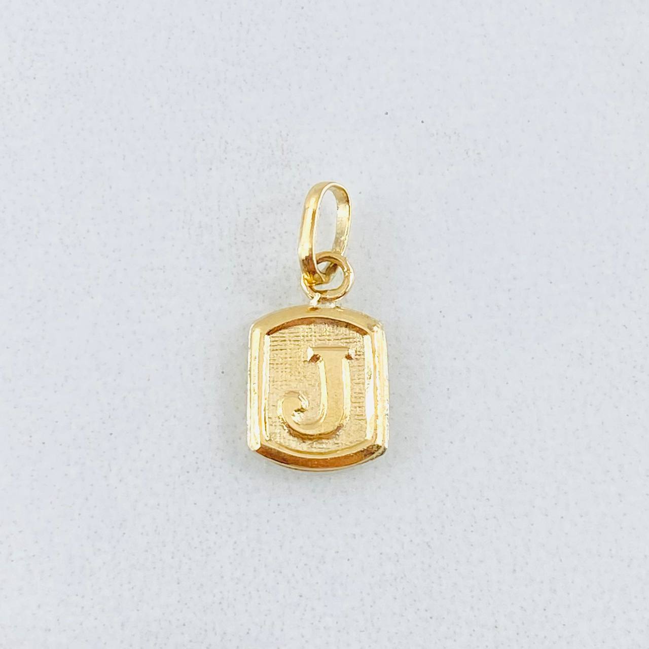 Dije Letra J 0.3gr / 1.5cm / Oro Amarillo 18K