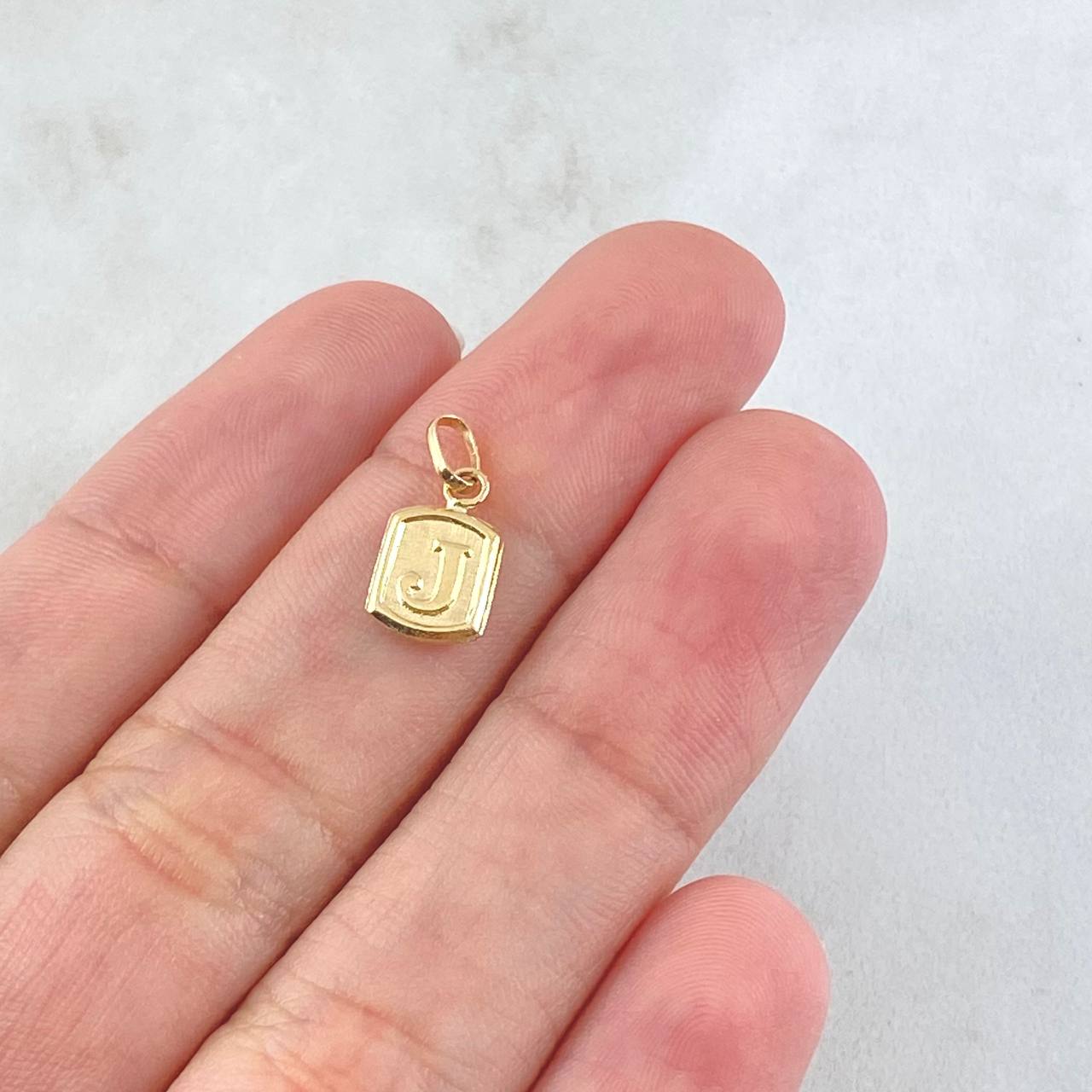 Dije Letra J 0.3gr / 1.5cm / Oro Amarillo 18K ©