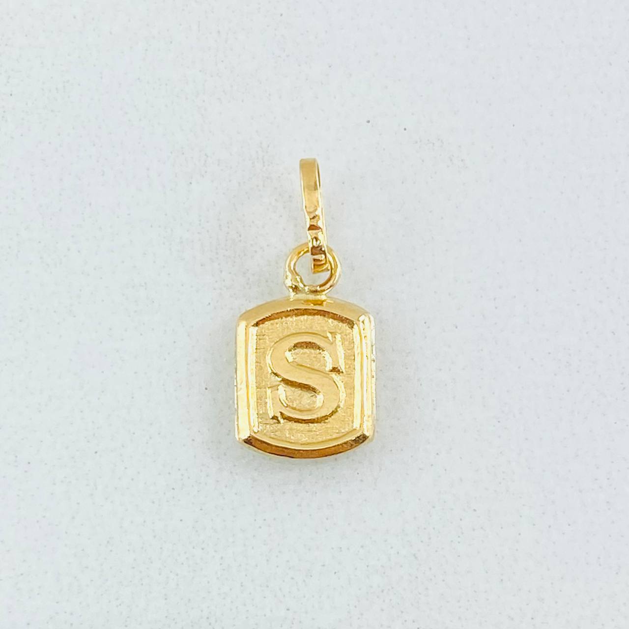 Dije Letra S Marco Texturizado 0.3gr / 1.5cm / Oro Amarillo 18K