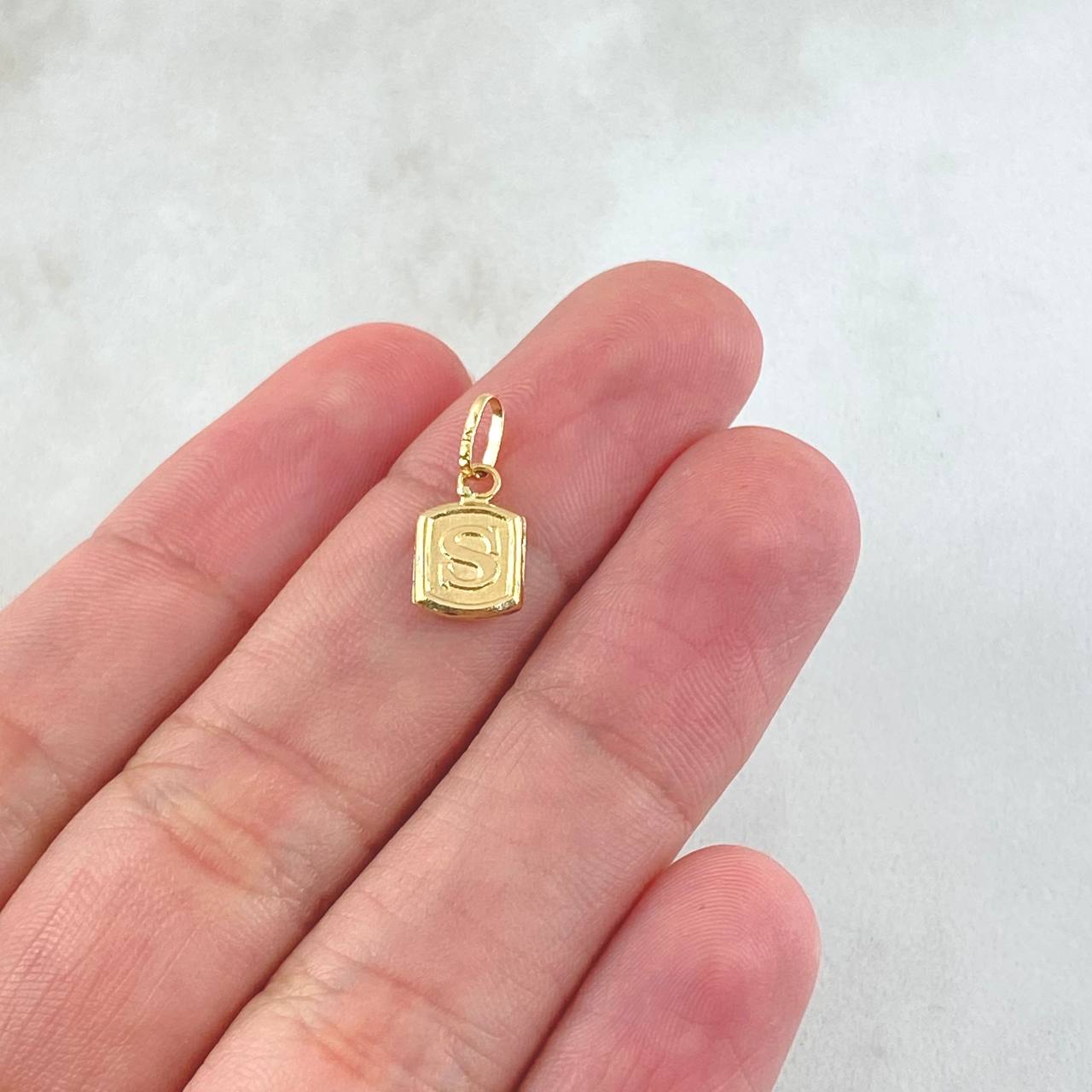 Dije Letra S 0.3g / 1.5cm Oro Amarillo 18K