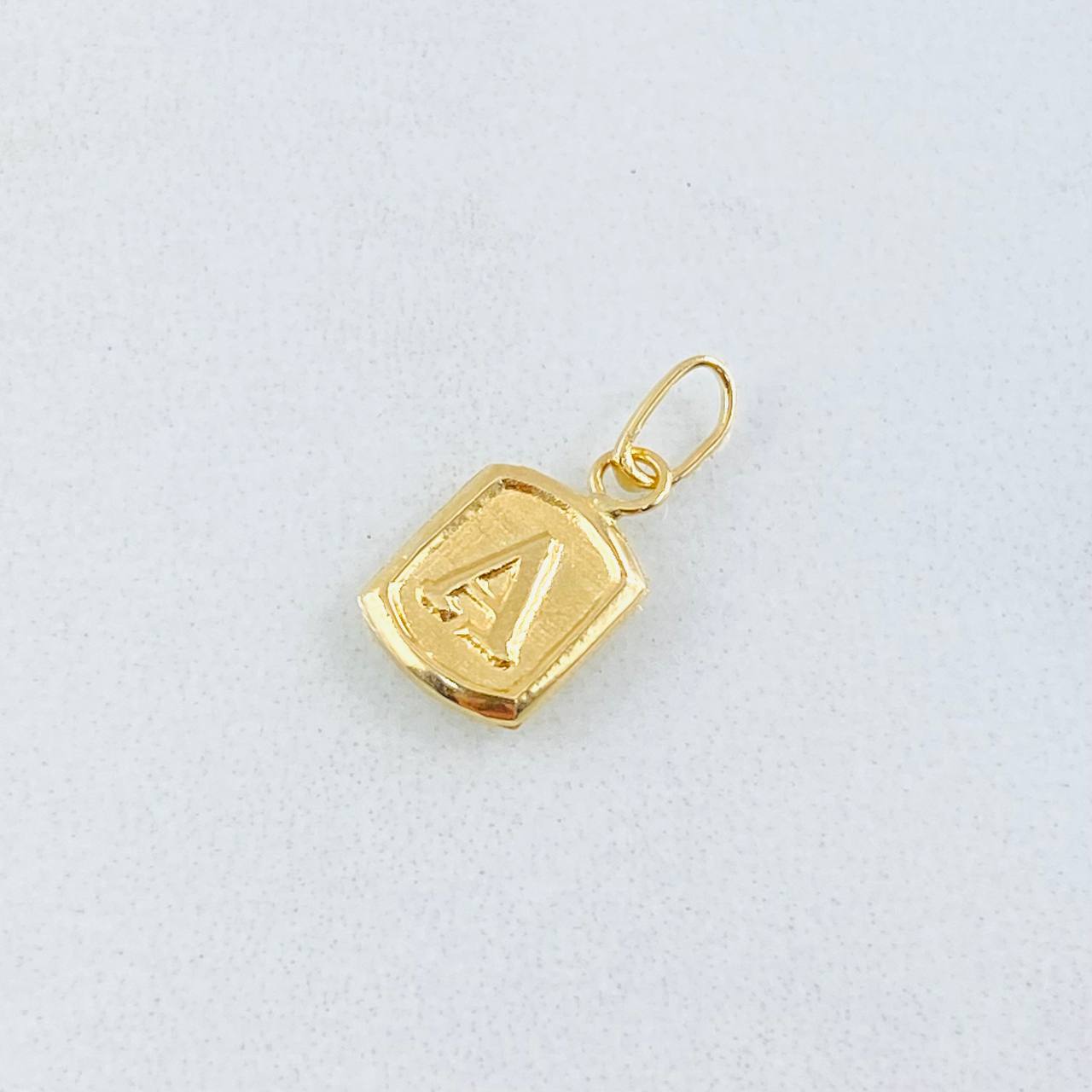 Dije Letra A 0.3gr / 1.5cm / Oro Amarillo 18K