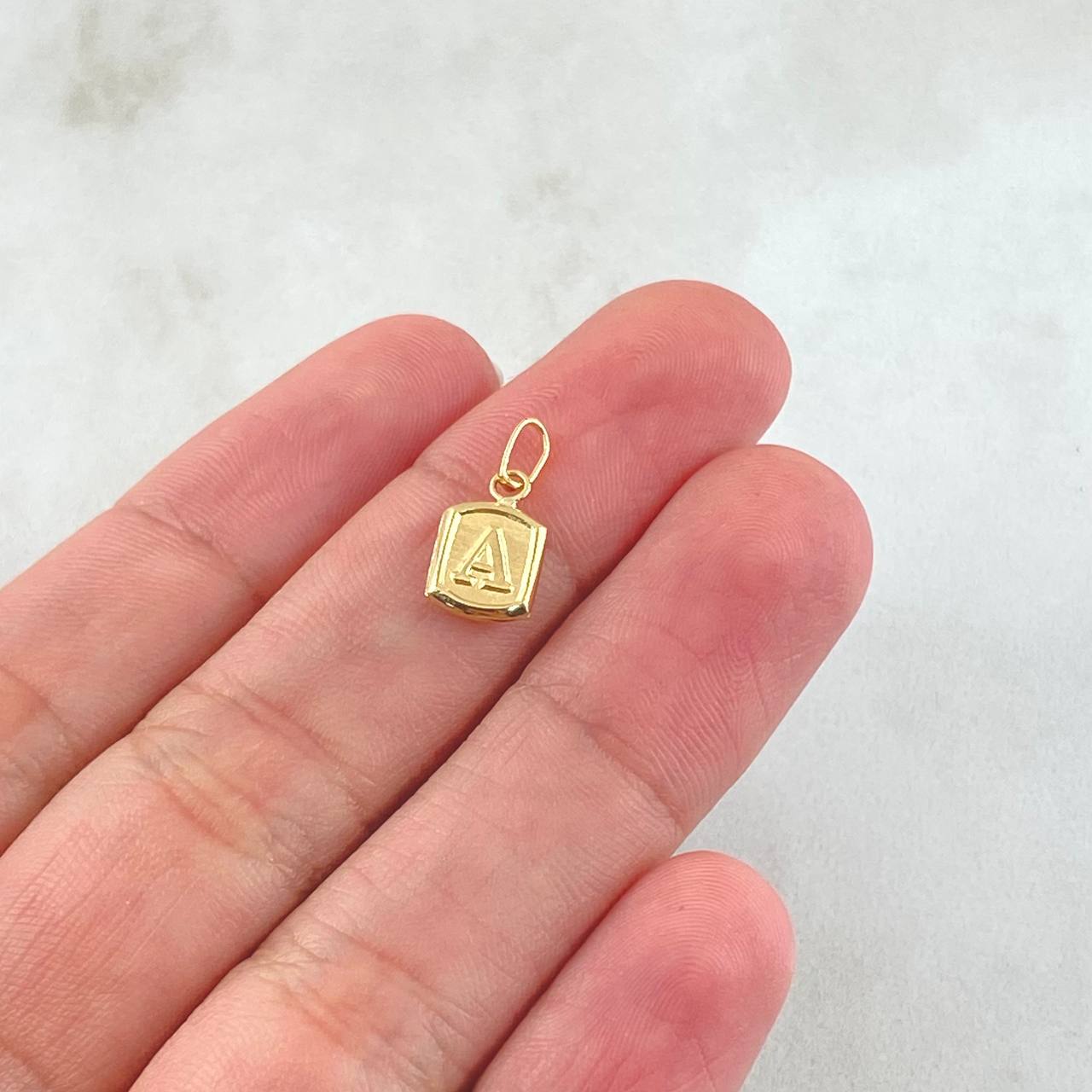 Dije Letra A 0.3gr / 1.5cm / Oro Amarillo 18K *