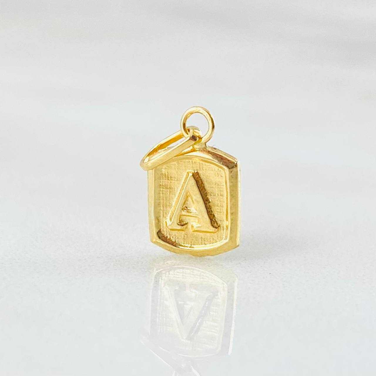 Dije Letra A 0.3gr / 1.5cm / Oro Amarillo 18K