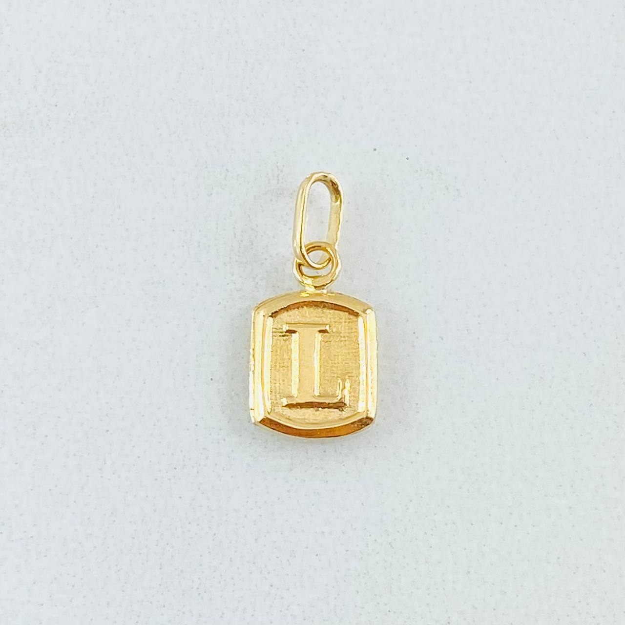Dije Letra L 0.3g / 1.5cm Oro Amarillo 18K