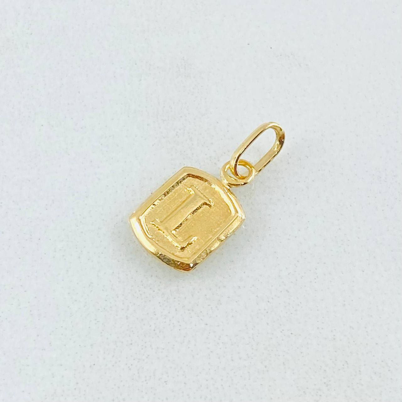 Dije Letra L Marco Texturizado 0.3gr / 1.5cm / Oro Amarillo 18K *