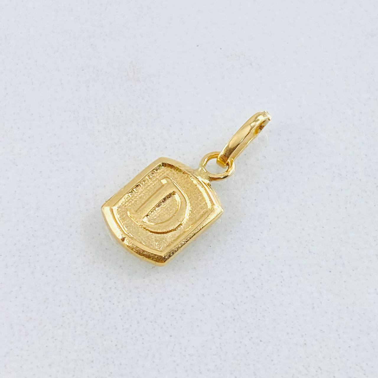 Dije Letra D 0.3gr / 1.5cm / Oro Amarillo 18K