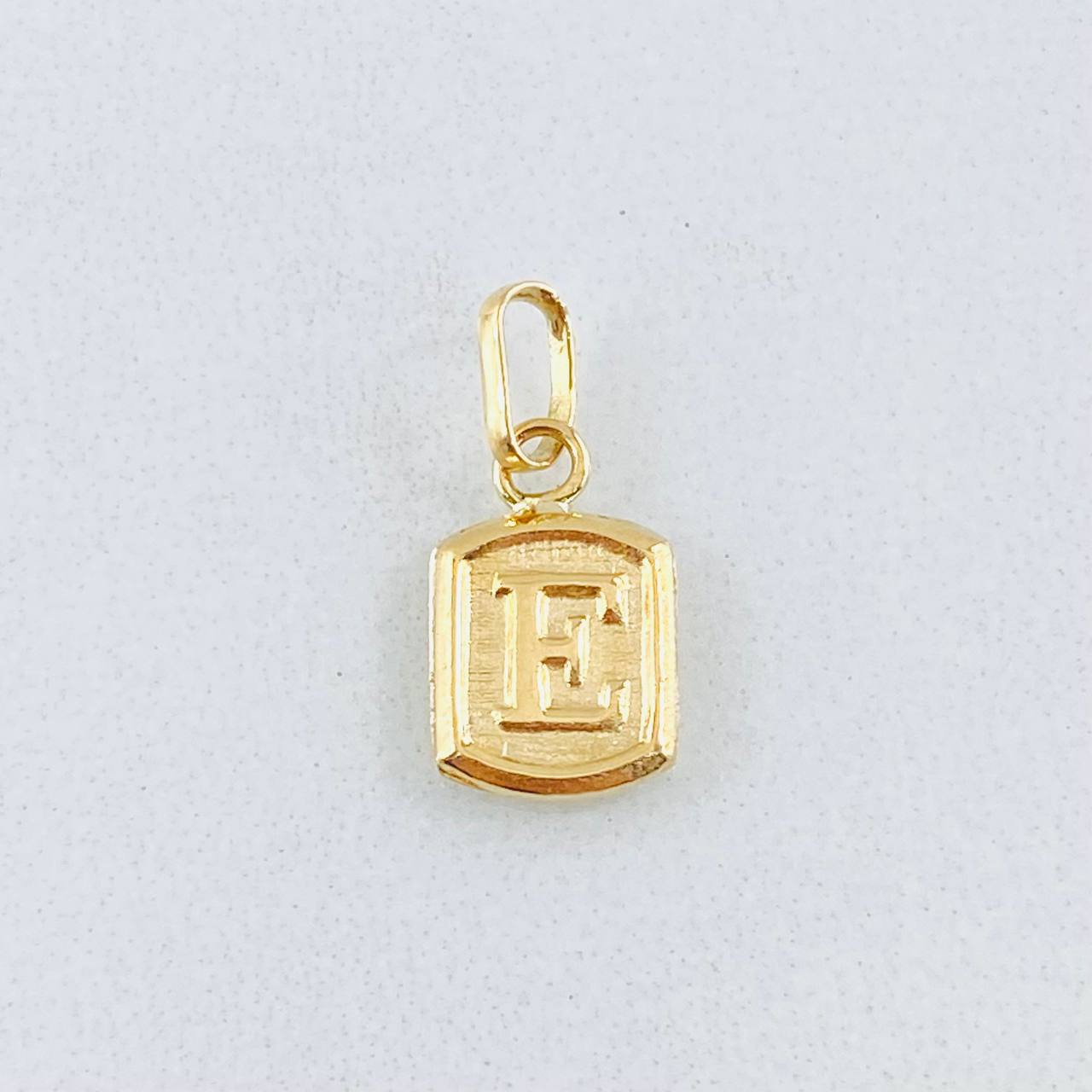 Dije Letra E 0.3g / 1.5cm Oro Amarillo 18K