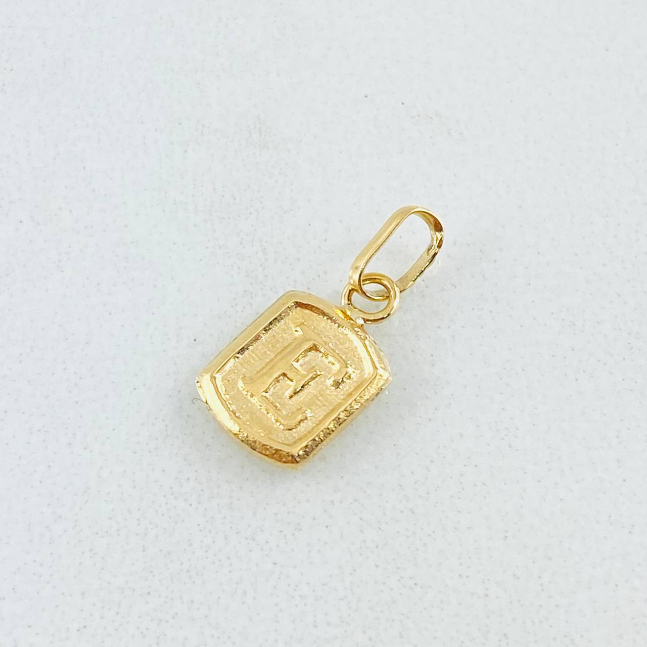 Dije Letra E 0.3g / 1.5cm Oro Amarillo 18K