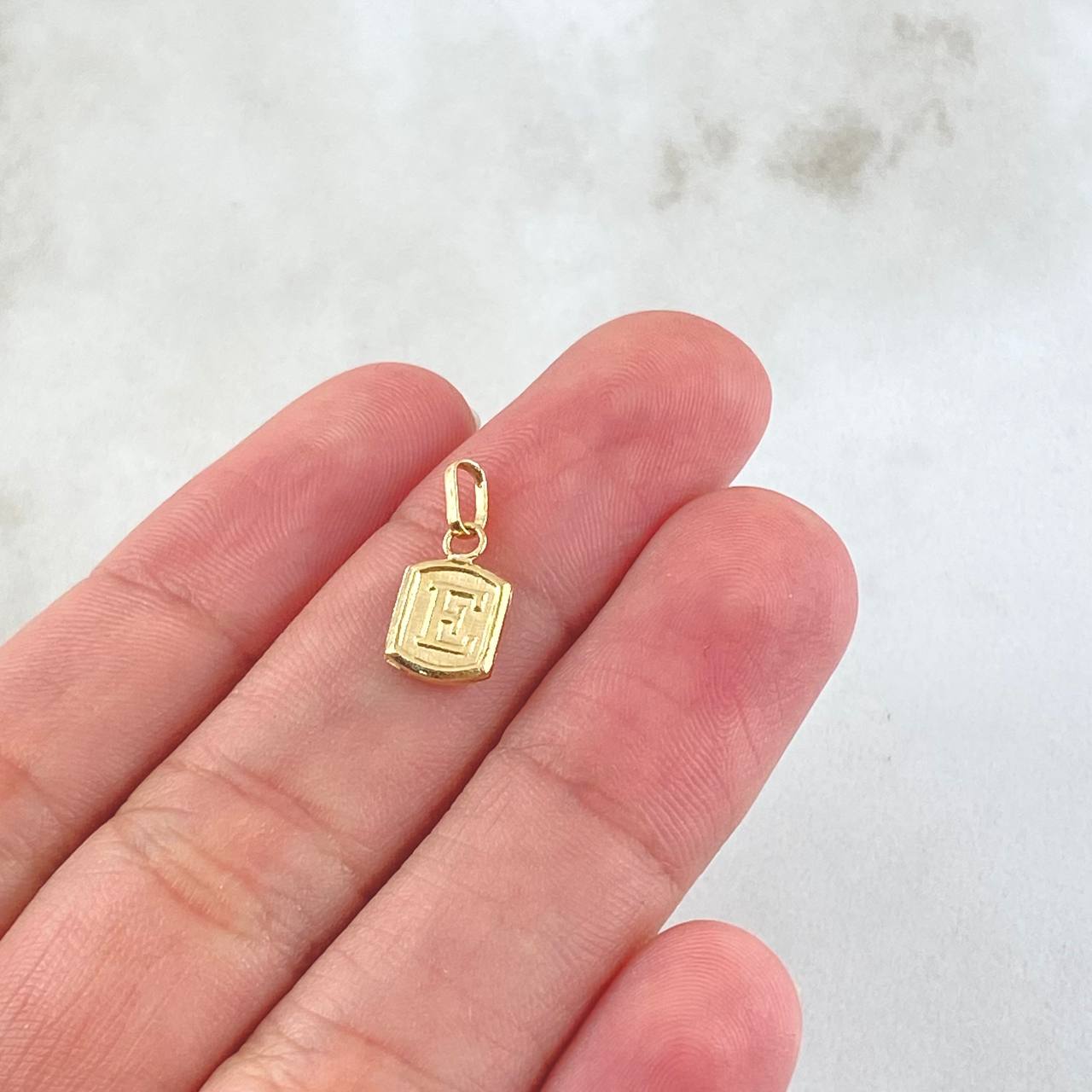 Dije Letra E 0.3g / 1.5cm Oro Amarillo 18K