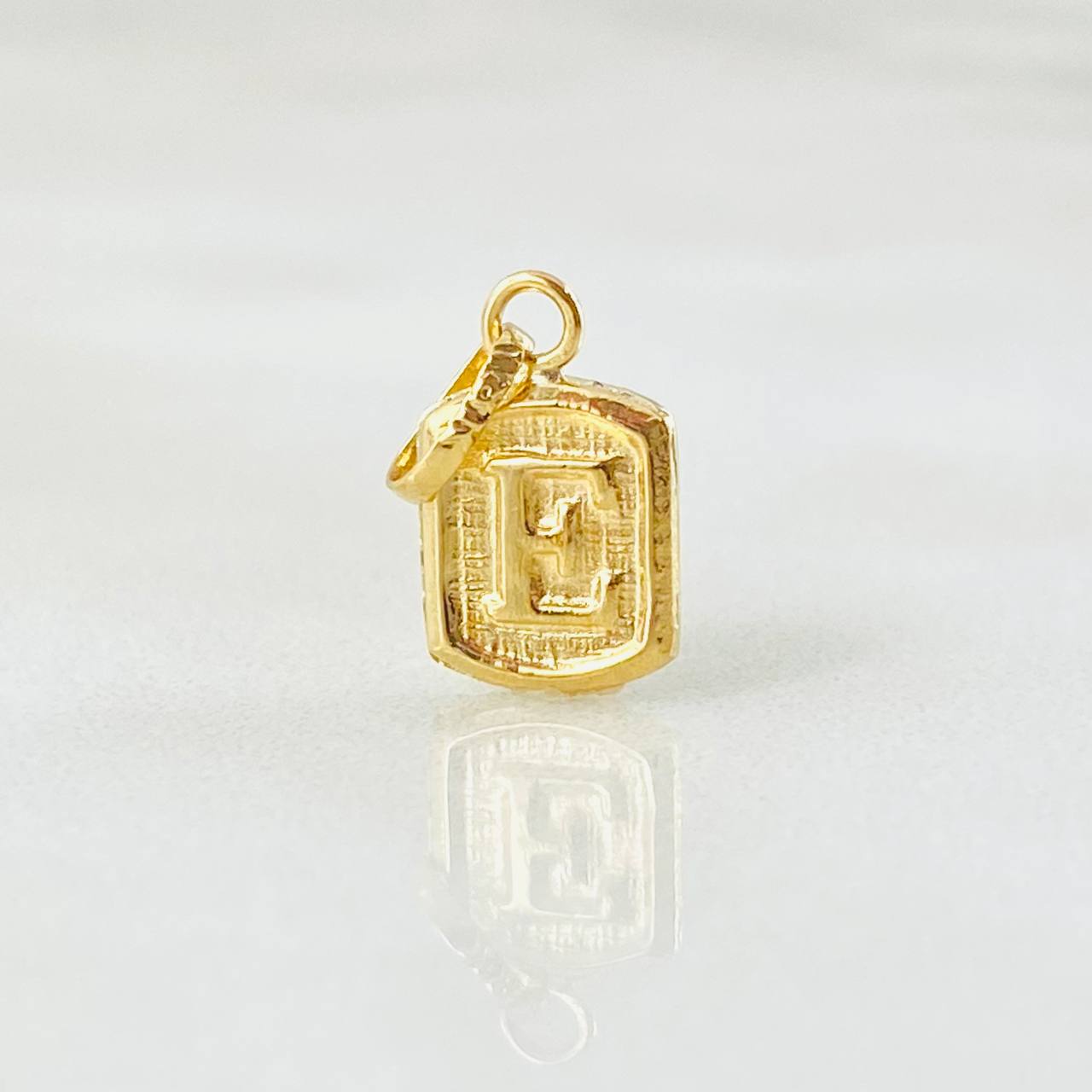 Dije Letra E Marco Texturizado 0.35gr / 1.5cm / Oro Amarillo 18K *
