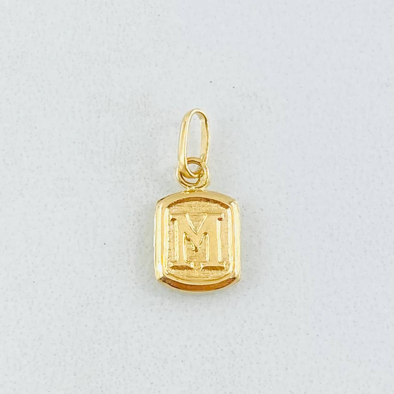 Dije Letra M Marco Texturizado 0.3gr / 1.5cm / Oro Amarillo 18K ©