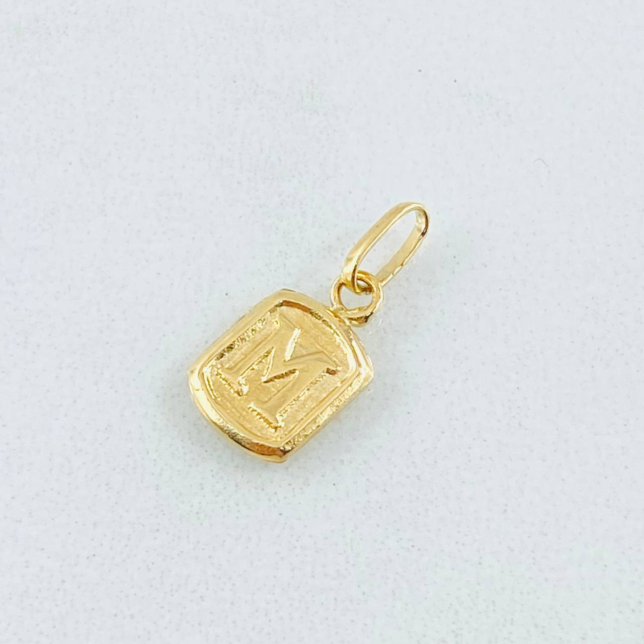 Dije Letra M Marco Texturizado 0.3gr / 1.5cm / Oro Amarillo 18K ©