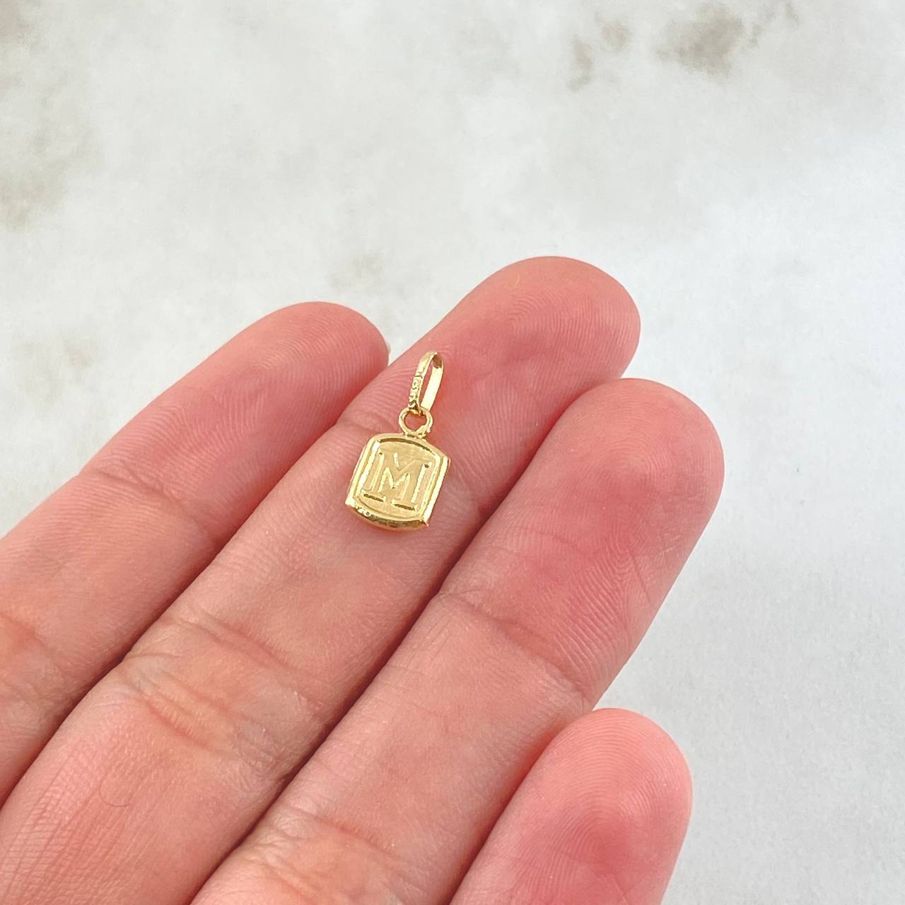 Dije Letra M Marco Texturizado 0.3gr / 1.5cm / Oro Amarillo 18K ©