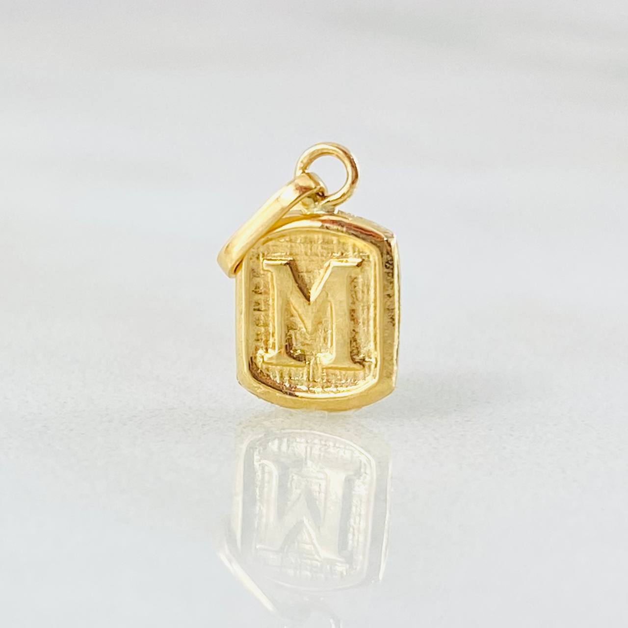 Dije Letra M Marco Texturizado 0.3gr / 1.5cm / Oro Amarillo 18K ©