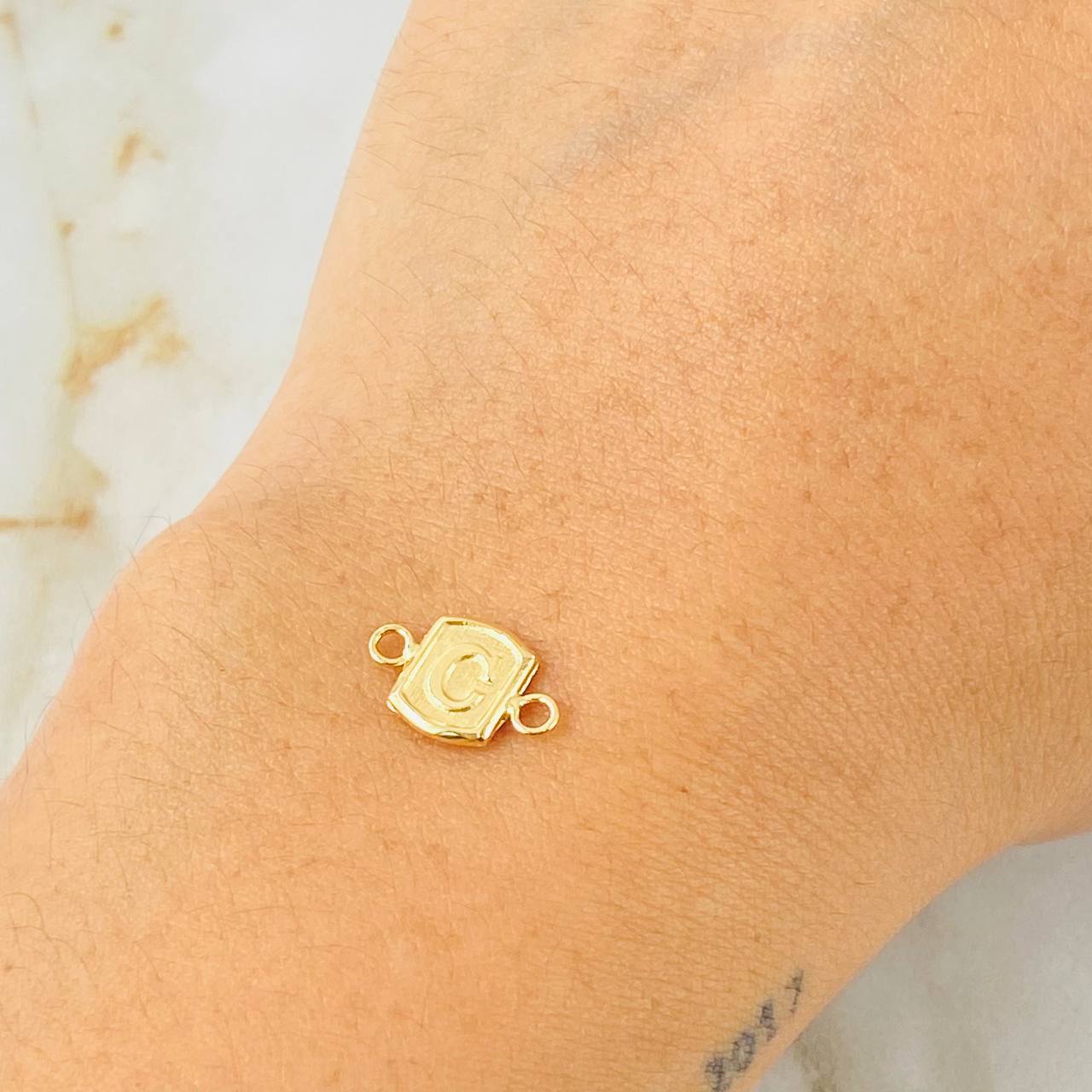Herraje Letra C 0.3gr / 1.2cm / Oro Amarillo 18K