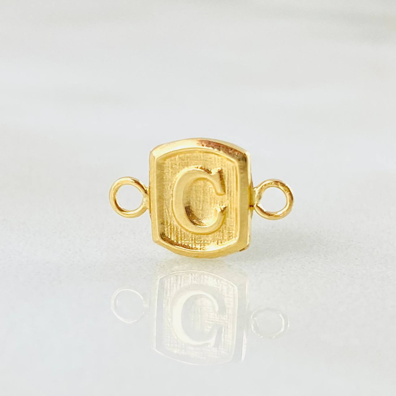 Herraje Letra C 0.3gr / 1.2cm / Oro Amarillo 18K