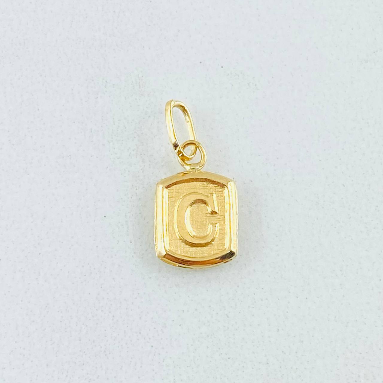 Dije Letra C 0.35gr / 1.5cm / Oro Amarillo 18K *