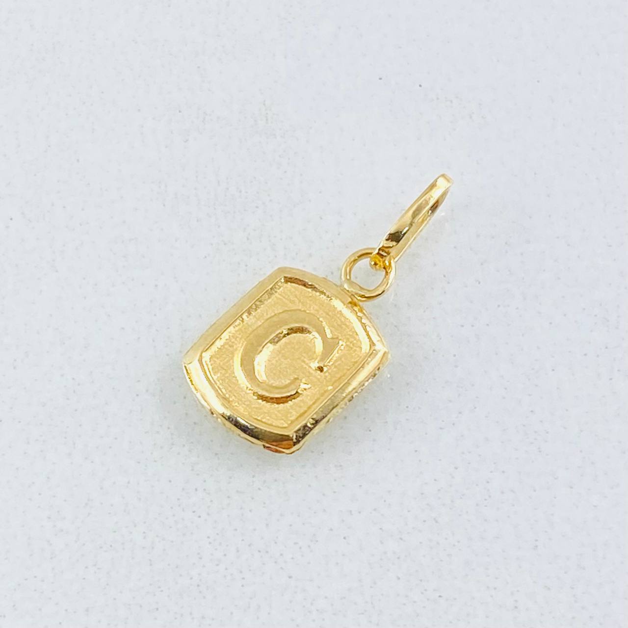 Dije Letra C 0.35gr / 1.5cm / Oro Amarillo 18K *