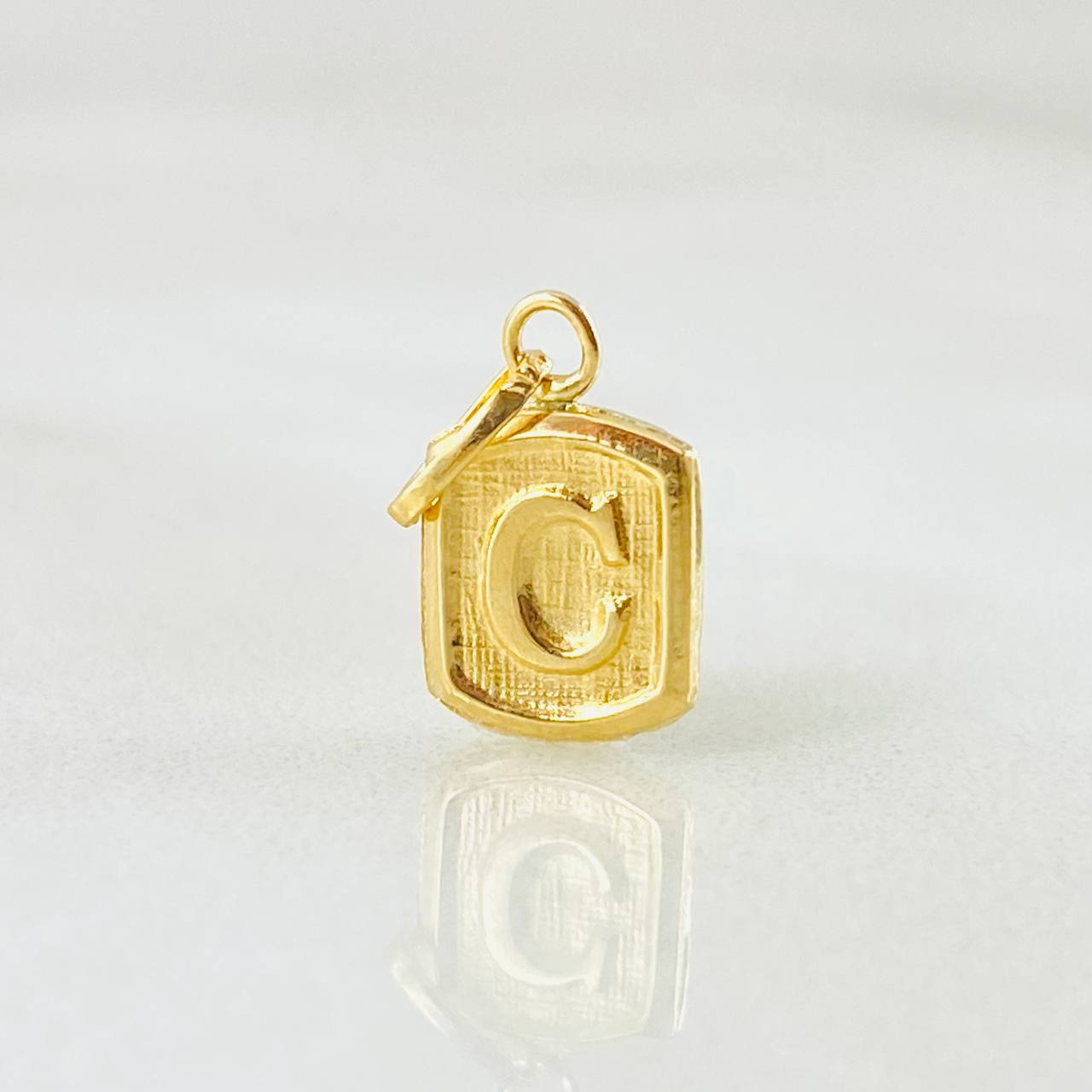 Dije Letra C 0.35gr / 1.5cm / Oro Amarillo 18K *