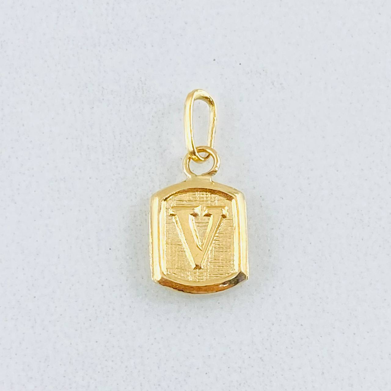 Dije Letra V 0.35 g / 1.4 cm Oro Amarillo 18K