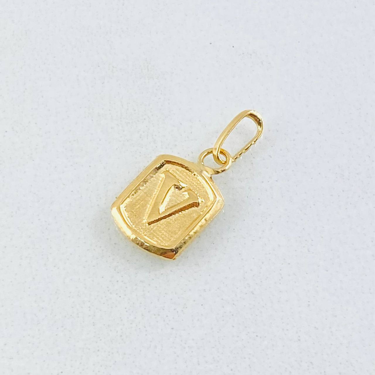 Dije Letra V 0.3 g / 1.4 cm Oro Amarillo 18K