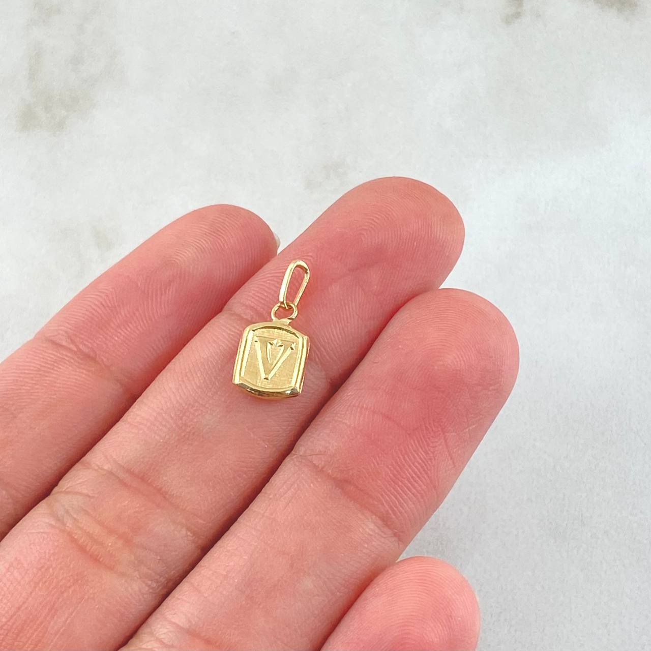 Dije Letra V Marco Texturizado 0.3gr / 1.5cm / Oro Amarillo 18K *