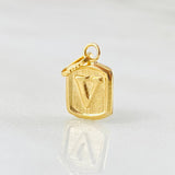 Dije Letra V Marco Texturizado 0.35gr / 1.5cm / Oro Amarillo 18K