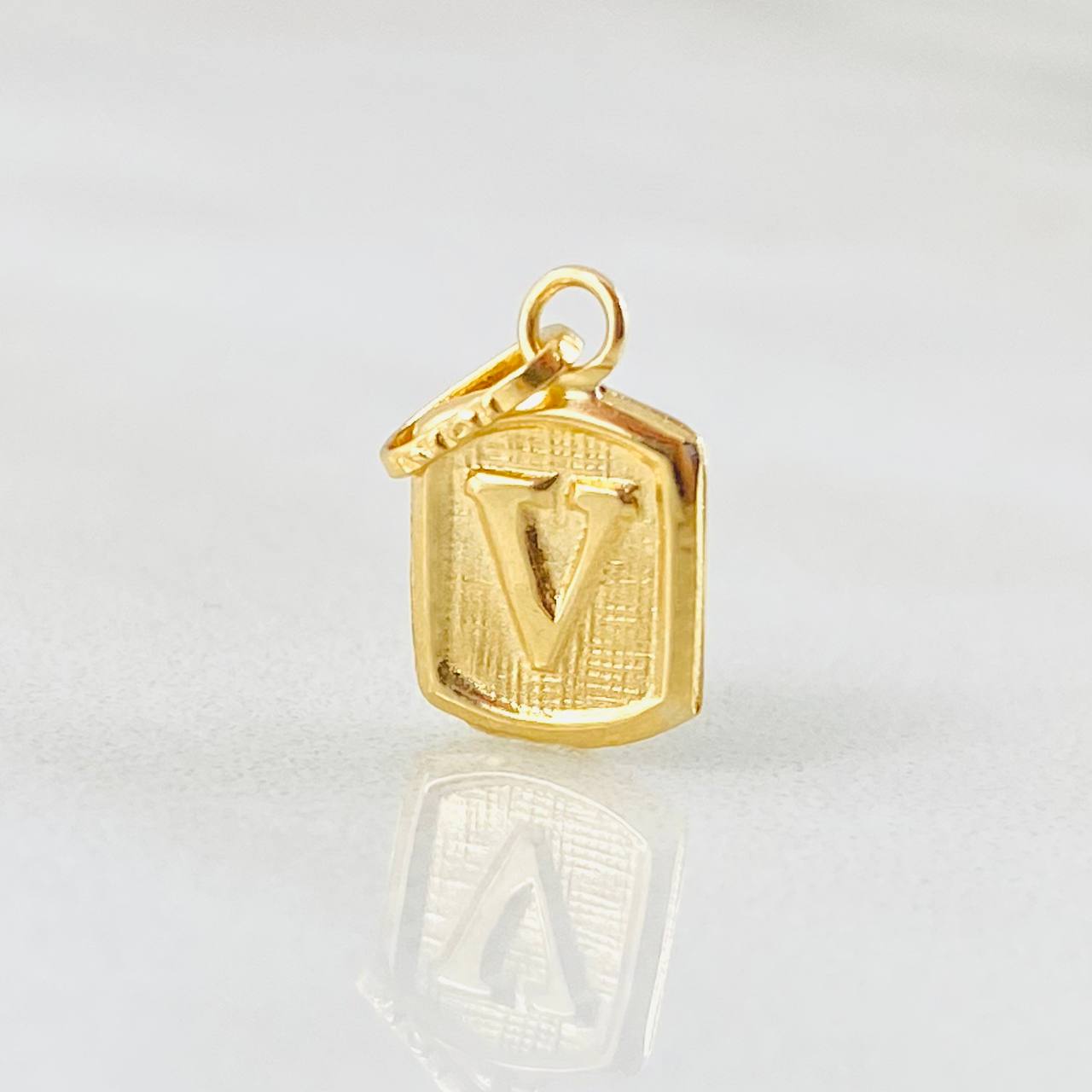 Dije Letra V Marco Texturizado 0.3gr / 1.5cm / Oro Amarillo 18K *