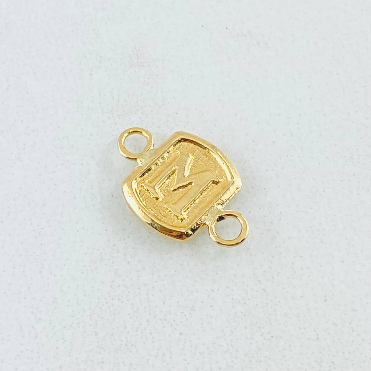 Herraje Letra M 0.3gr / 1.2cm / Oro Amarillo 18K
