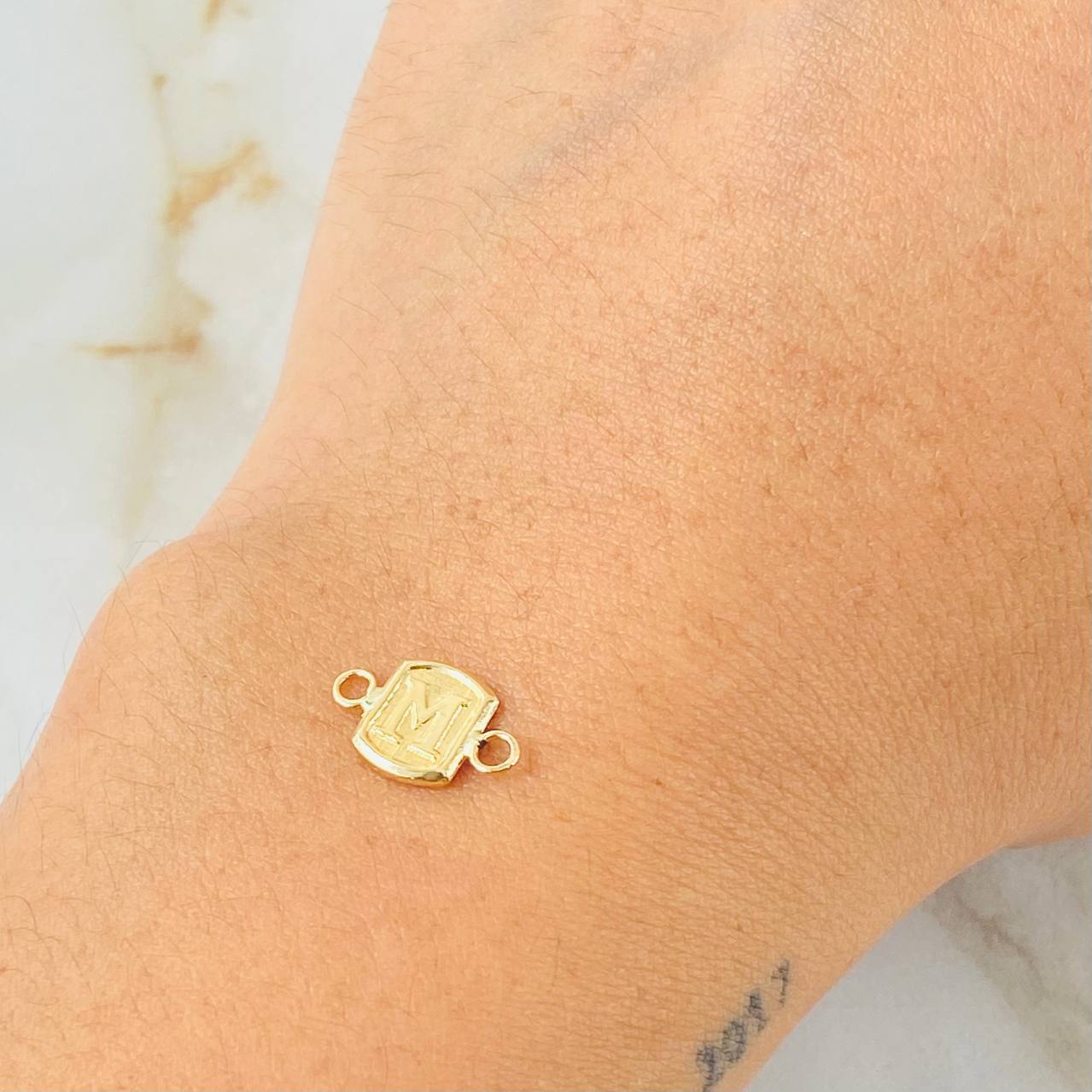 Herraje Letra M 0.3gr / 1.2cm / Oro Amarillo 18K