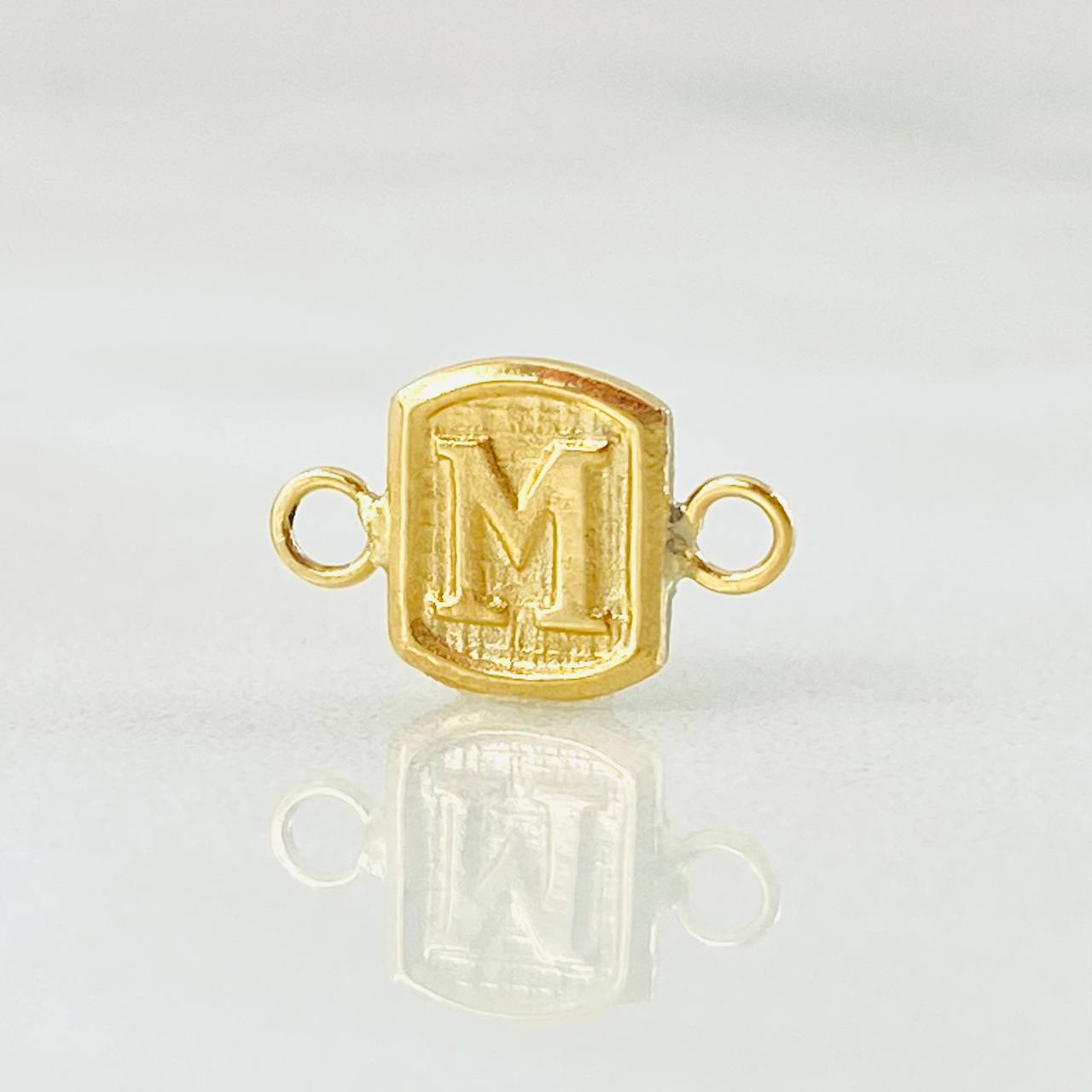 Herraje Letra M 0.3gr / 1.2cm / Oro Amarillo 18K