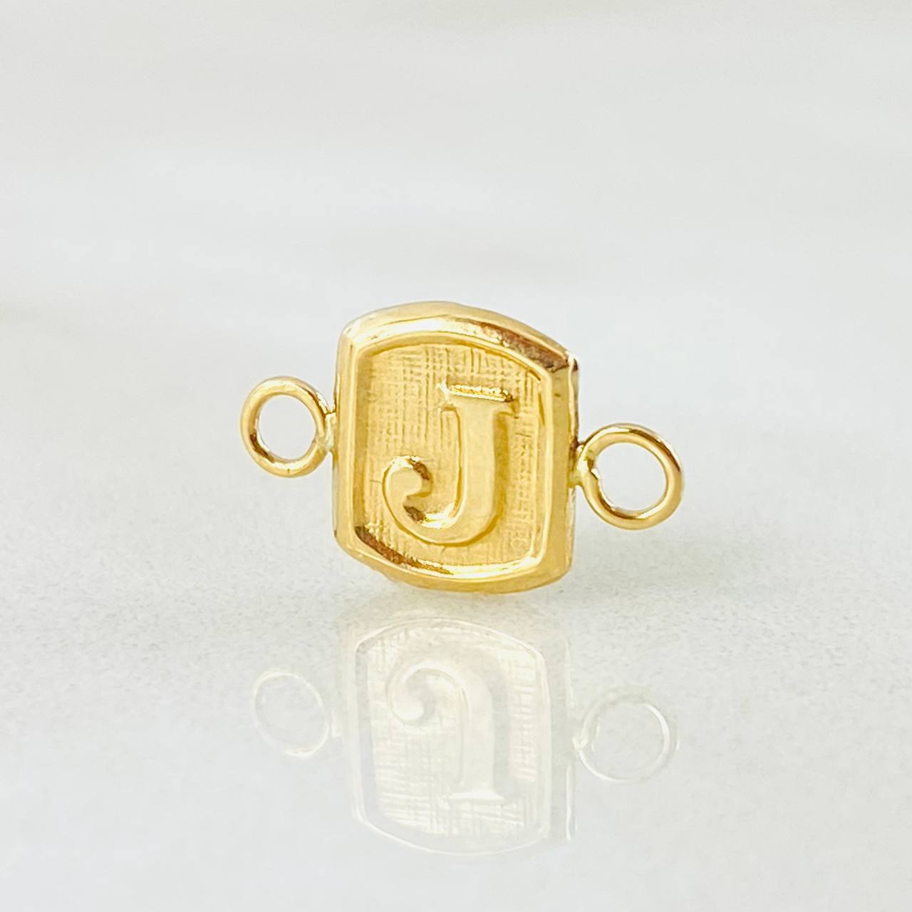 Herraje Letra J 0.3gr / 1.2cm / Oro Amarillo 18K
