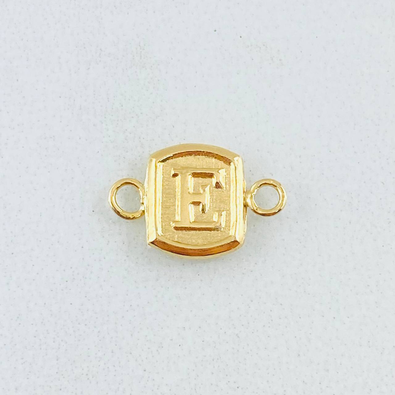 Herraje Letra E 0.3gr / 1.2cm / Oro Amarillo 18K ©