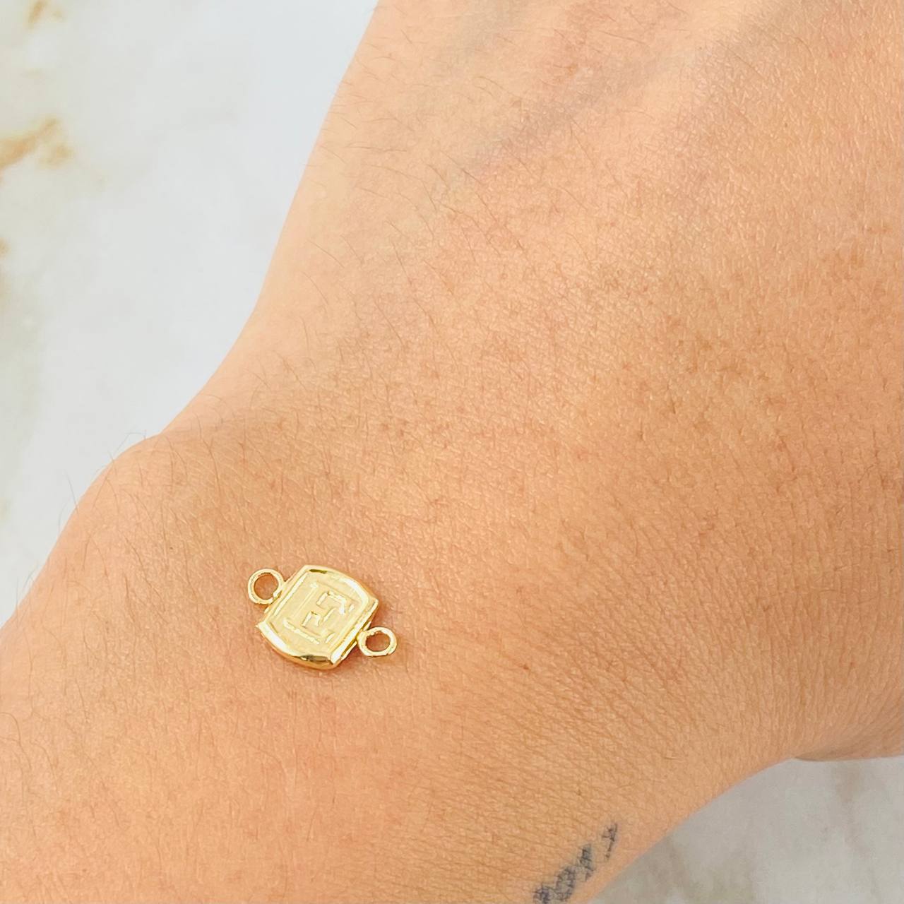 Herraje Letra E 0.3gr / 1.2cm / Oro Amarillo 18K *