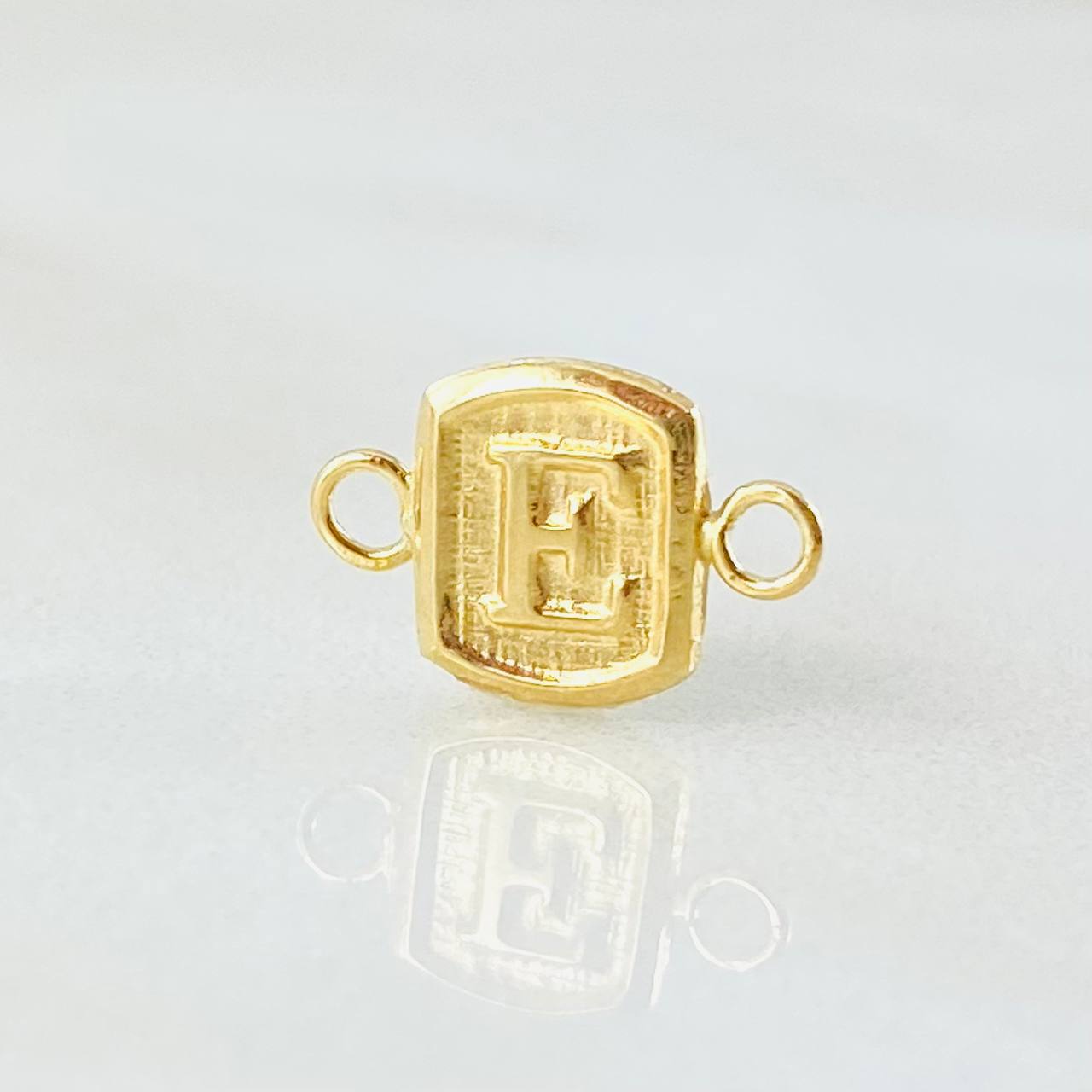 Herraje Letra E 0.25gr / 1.2cm / Oro Amarillo 18K *
