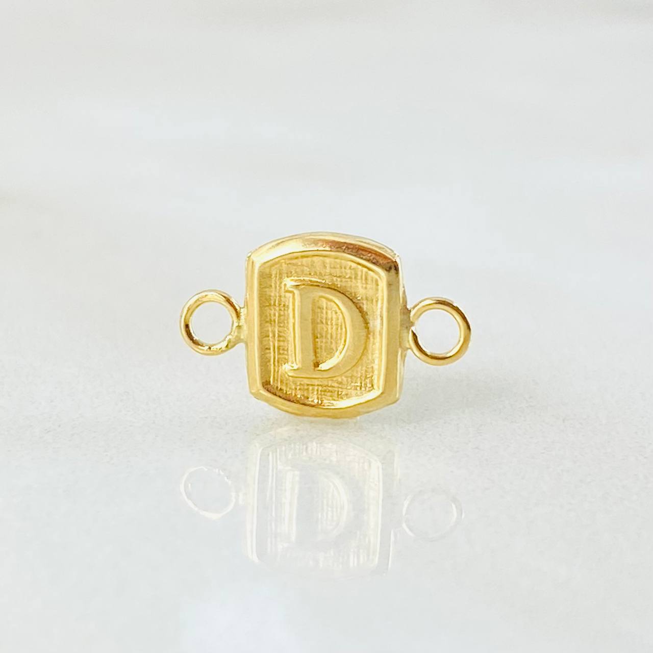 Herraje Letra D 0.3gr / 1.2cm / Oro Amarillo 18K