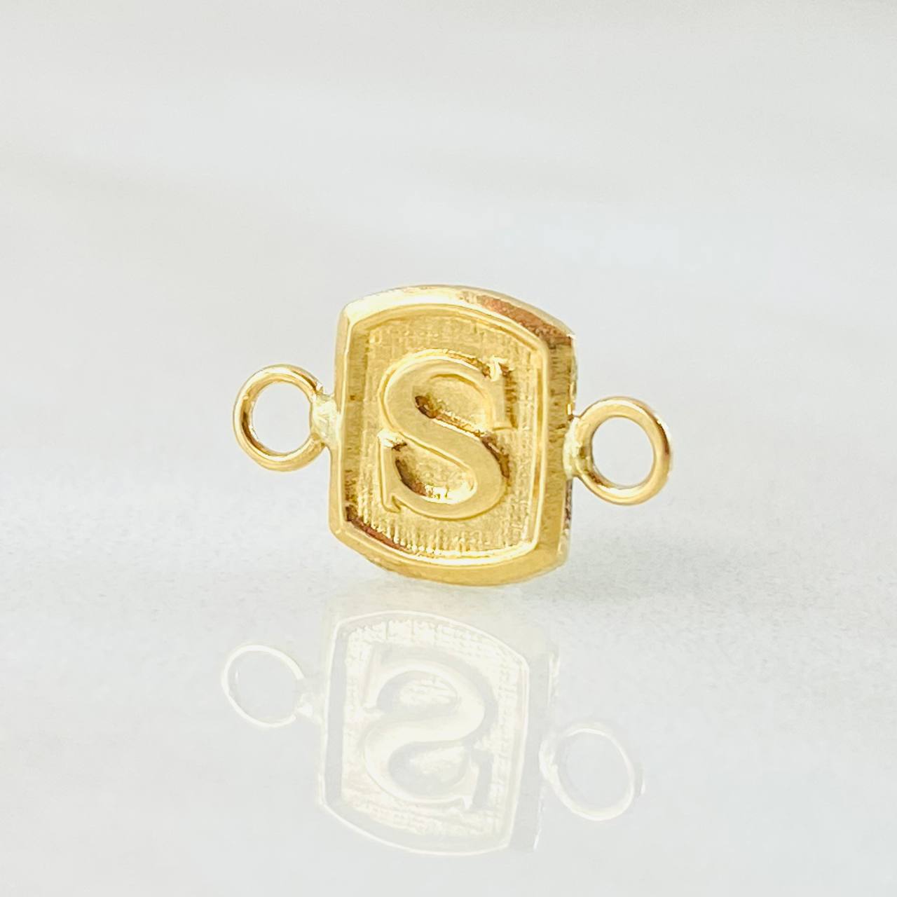 Herraje Letra S 0.3gr / 1.2cm / Oro Amarillo 18K