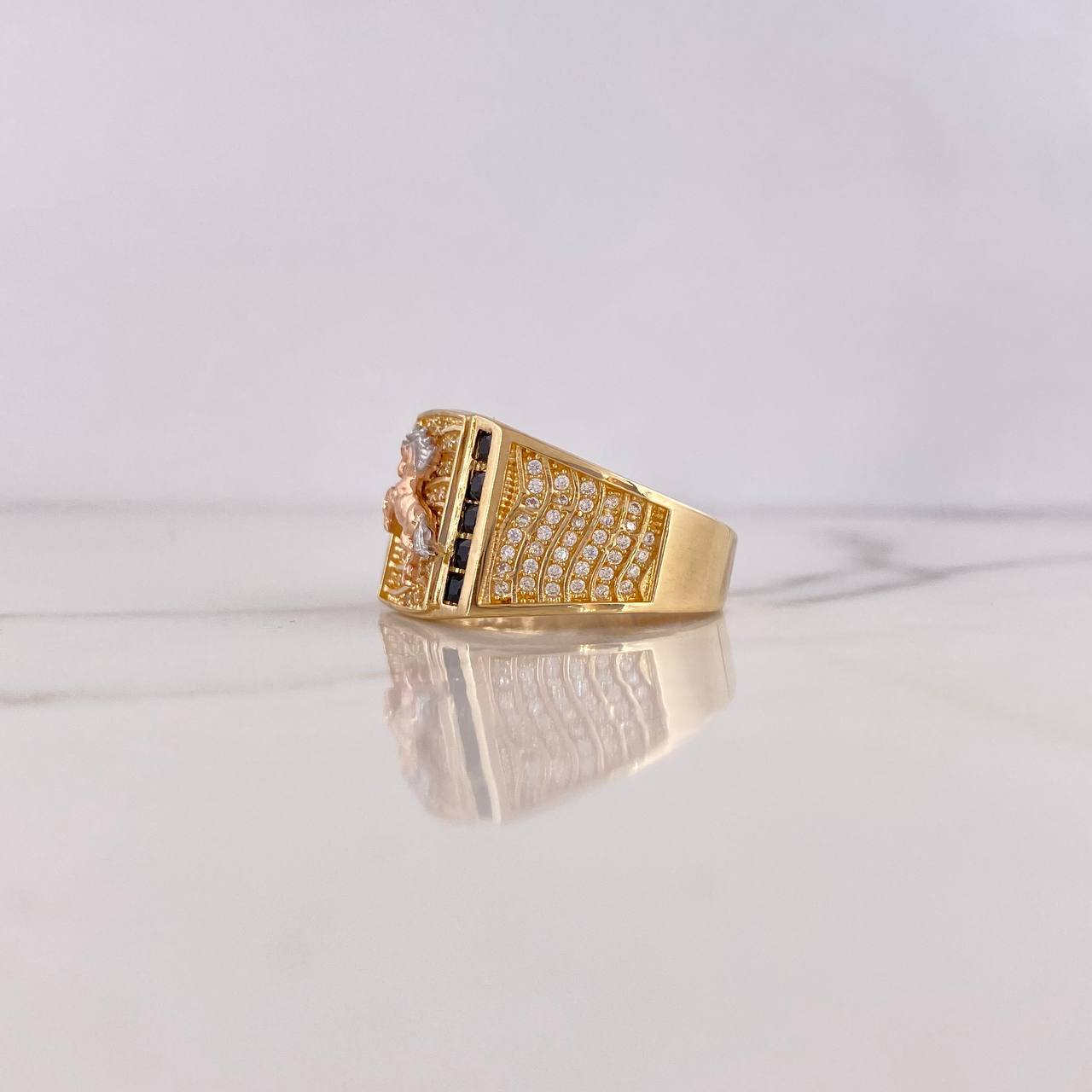 Anillo Caballo 9.1gr / T9 / Circones Negros Blancos Tres Oros 18K $