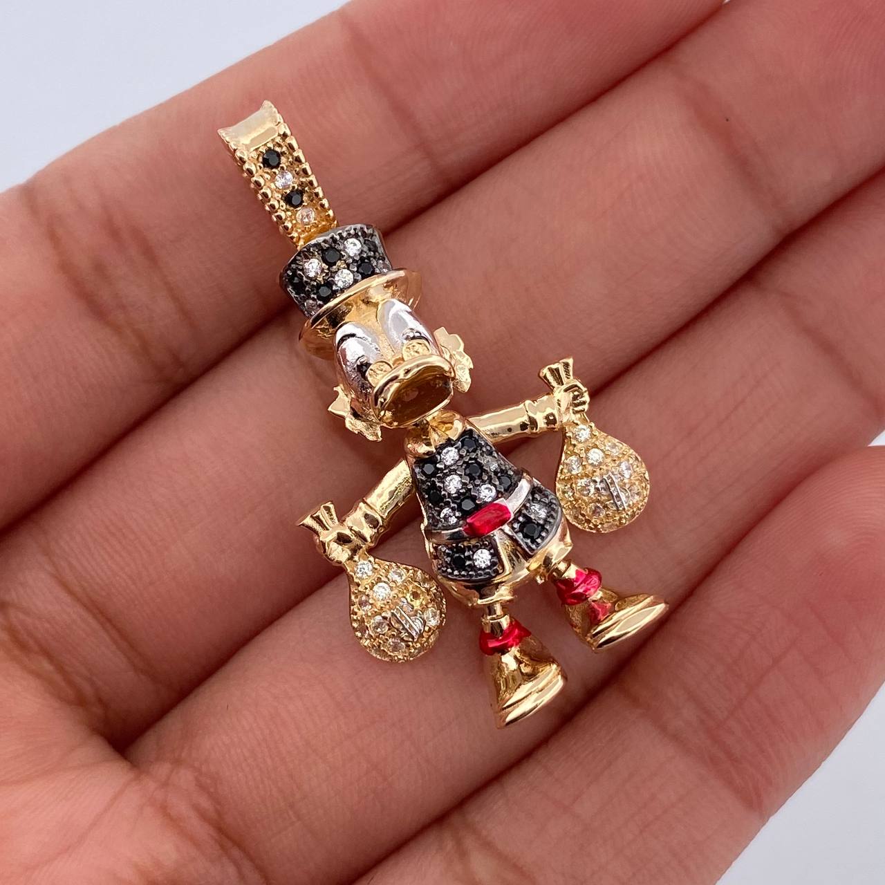 Dije Pato Bolsas Dinero 6.2gr / 3.5cm / Circones Negros Blancos Tres Oros 18K &
