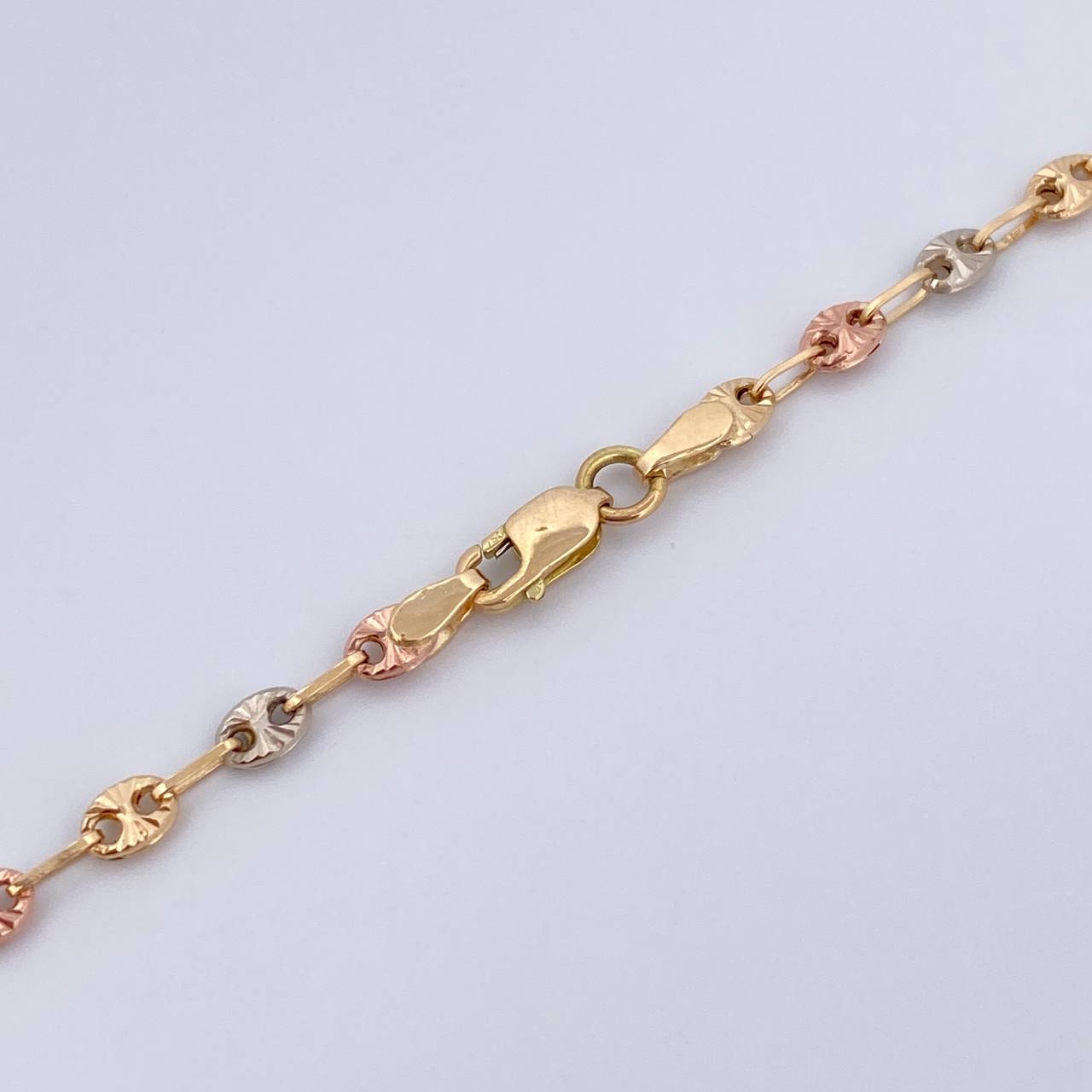 Cadena GC 7.3gr / 61.8cm / 2.8mm Diamantada Tres Oros 18K $