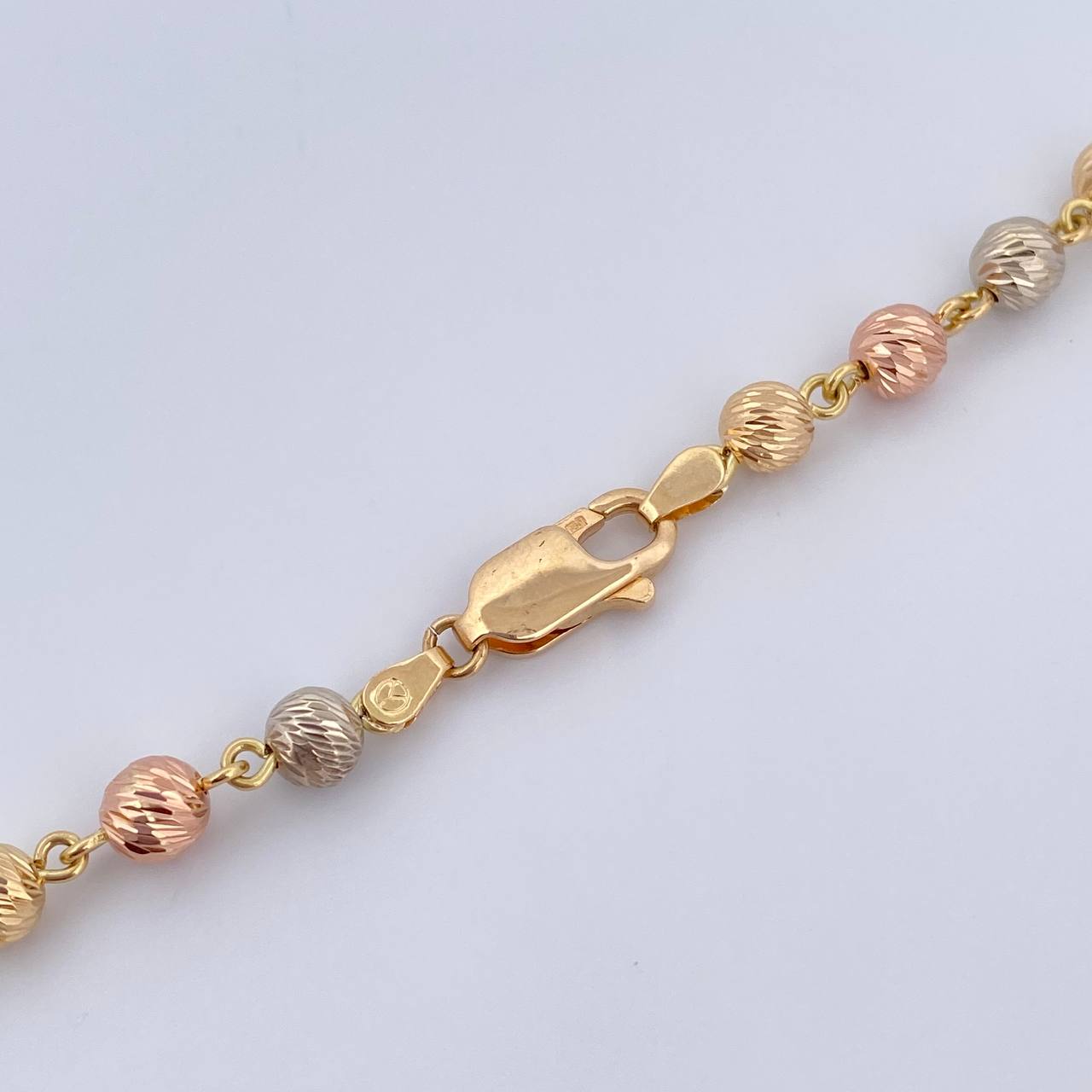 Rosario Virgen Del Carmen 46.95gr / 62.3cm / 6mm-8mm Bolas Diamantadas Circones Blancos Tres Oros 18K $