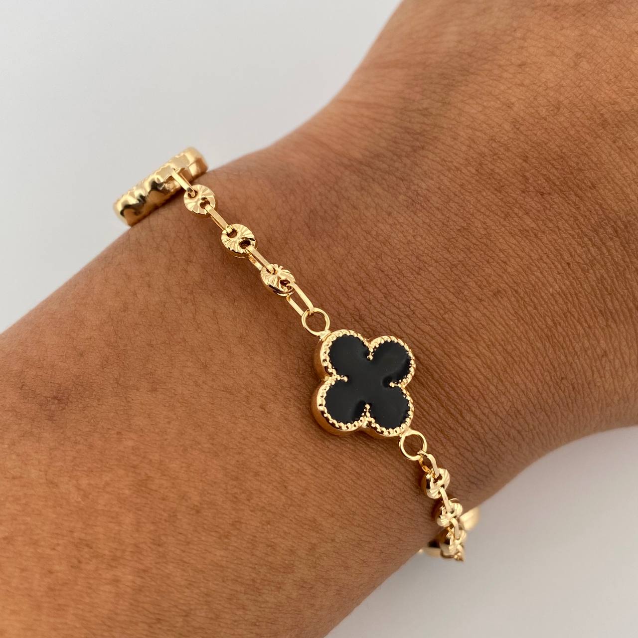 Pulso GC Trebol  5.5gr / 19cm / 3mm Diamantado Electroestatico Negro Oro Amarillo 18K $