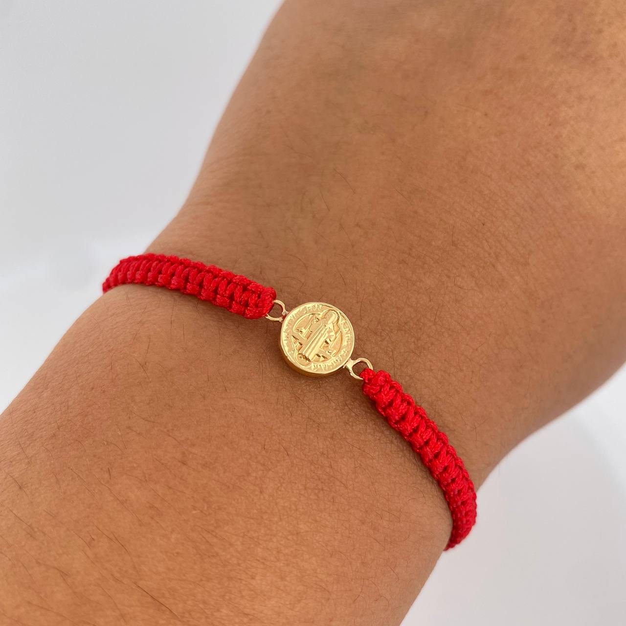 Pulsera Tejida Roja San Benito 0.5gr / Oro Amarillo 18K &