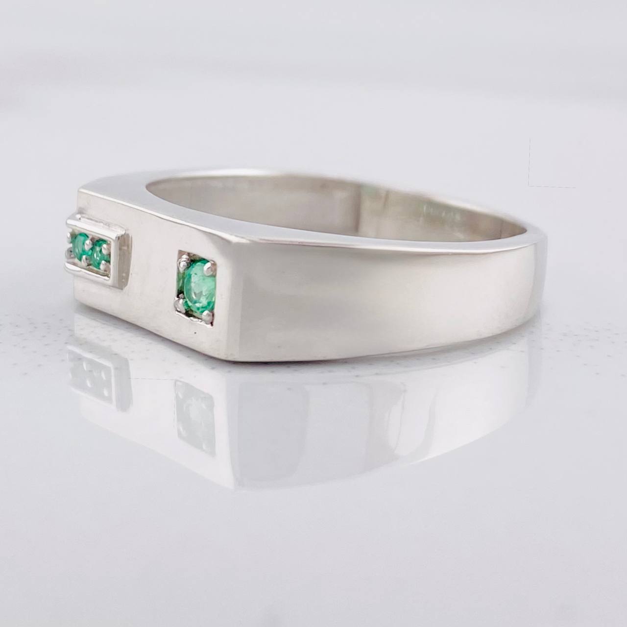 Anillo Carril Rectangular Esmeraldas 21pts 4.25g / T11 1/2 Plata 925