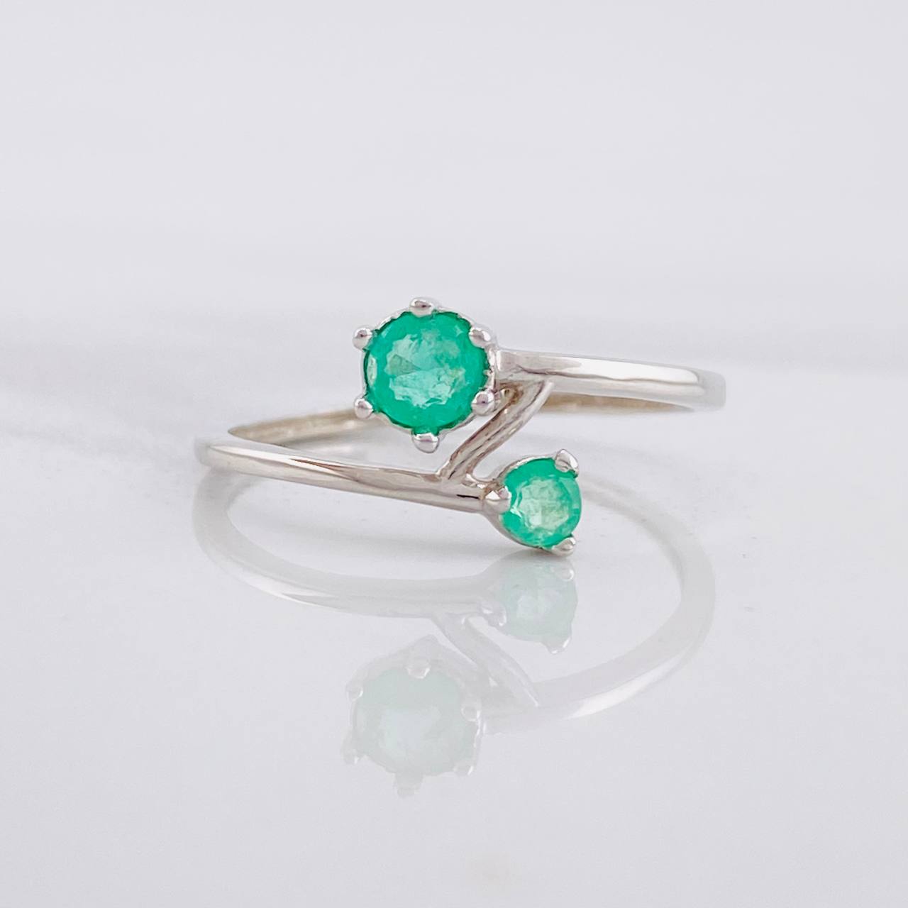 Anillo Abrazo Circular Esmeraldas 35pts 1.1g / T8 Plata 950