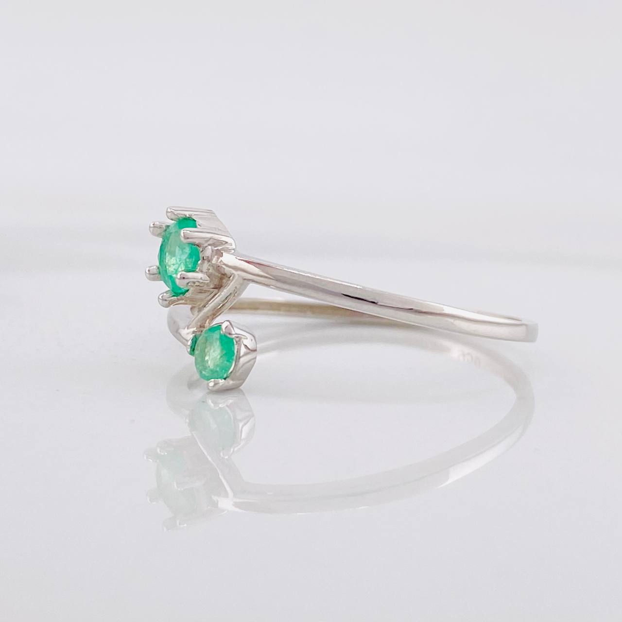 Anillo Abrazo Circular Esmeraldas 35pts 1.1g / T8 Plata 950