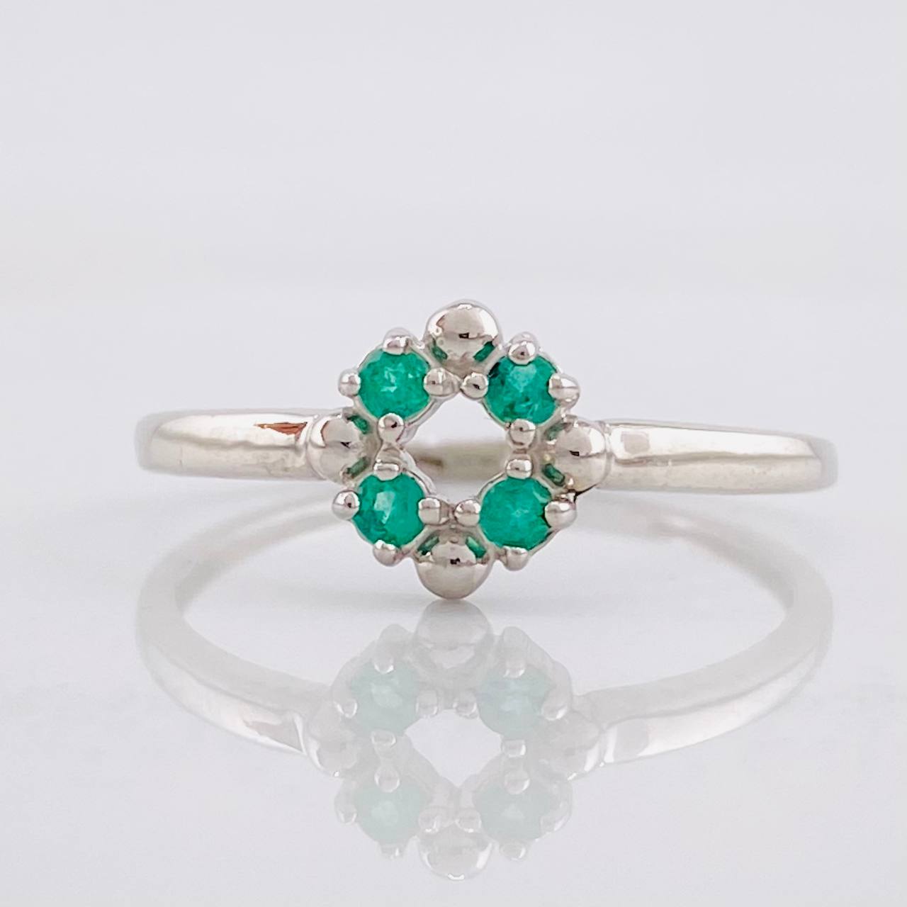 Anillo Circulo Floreado Esmeraldas 10pts 1 g / T6 3/4 Plata 950