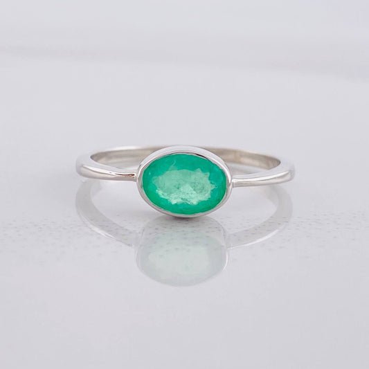 Anillo Ovalo Central Esmeralda 40pts 1.3g / T6 1/2 Plata 925